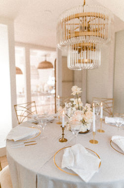 Elegante Tischdeko in weiß-gold – gesehen bei frauimmer-herrewig.de