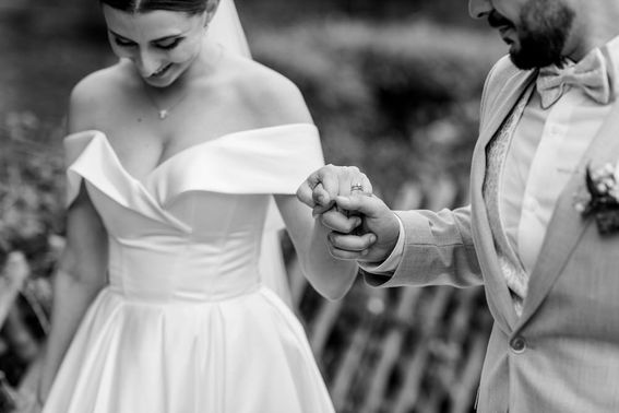 Brautpaar hält sich an den Händen – gesehen bei frauimmer-herrewig.de