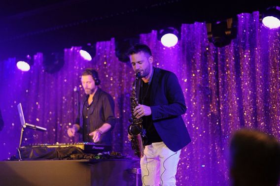 Live Event Music DJ und Saxophon Theater – gesehen bei frauimmer-herrewig.de