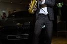 Saxophonist vor Auto – gesehen bei frauimmer-herrewig.de