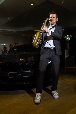 Saxophonist vor Auto – gesehen bei frauimmer-herrewig.de