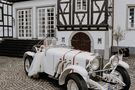 Ehepaar in Oldtimer vor Burg – gesehen bei frauimmer-herrewig.de
