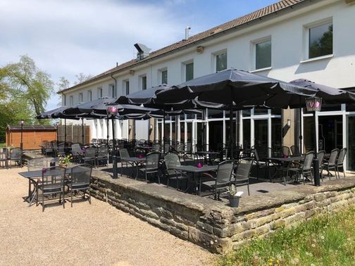 Biergarten der Hochzeitslocation – gesehen bei frauimmer-herrewig.de