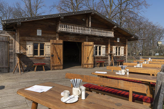 Terrasse der Hochzeitslocation – gesehen bei frauimmer-herrewig.de