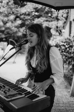 Leonie Krakowski am Piano – gesehen bei frauimmer-herrewig.de