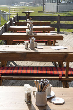 Terrasse der Hochzeitslocation – gesehen bei frauimmer-herrewig.de
