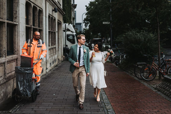 Brautpaar geht Straße entlang – gesehen bei frauimmer-herrewig.de