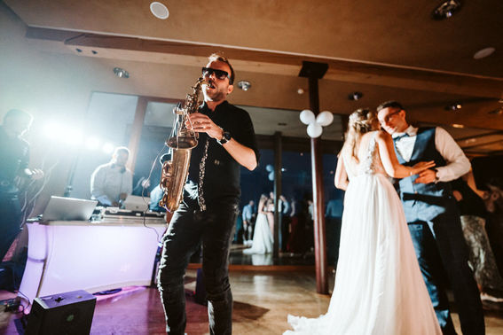 tanzendes Hochzeitspaar bei Saxophon-Musik und DJ – gesehen bei frauimmer-herrewig.de