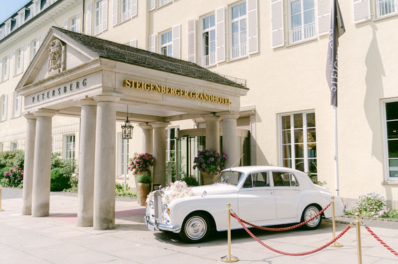 Eingang des Steigenberger Grandhotel Petersberg| Foto: Kibogo – gesehen bei frauimmer-herrewig.de