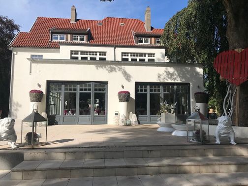 Aussenansicht Hochzeitslocation Villa Blanca – gesehen bei frauimmer-herrewig.de