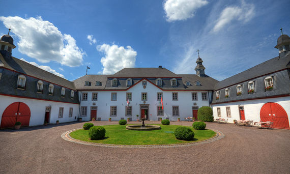 Schloss Front Sommer 1 – gesehen bei frauimmer-herrewig.de