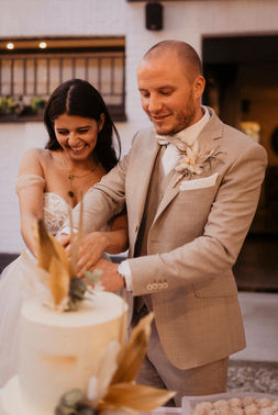 Hochzeitstorte anschneiden – gesehen bei frauimmer-herrewig.de