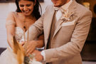 Hochzeitstorte anschneiden – gesehen bei frauimmer-herrewig.de