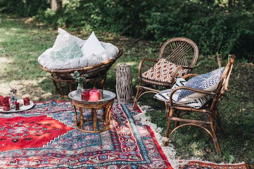Boho-Mobiliar für eure Hochzeit: Einfach ausleihen und Platz nehmen