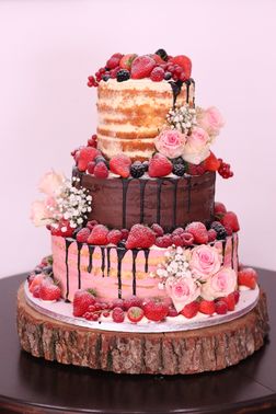 Naked Cake mit Beeren als Hochzeitstorte – gesehen bei frauimmer-herrewig.de