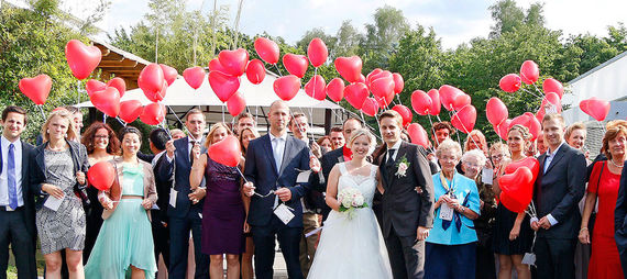 Brautpaar Hochzeitsgaeste Tafelfreuden Eventcatering – gesehen bei frauimmer-herrewig.de