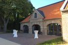 Eventscheune Stehtische vor der Lounge – gesehen bei frauimmer-herrewig.de
