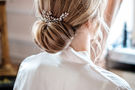 Braut mit Haarspange in Blätter-Optik – gesehen bei frauimmer-herrewig.de