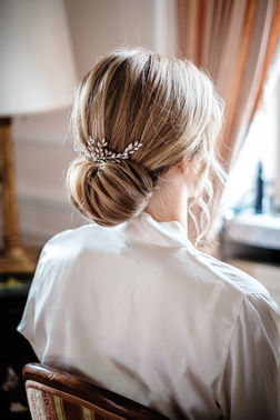 Braut mit Haarspange in Blätter-Optik – gesehen bei frauimmer-herrewig.de