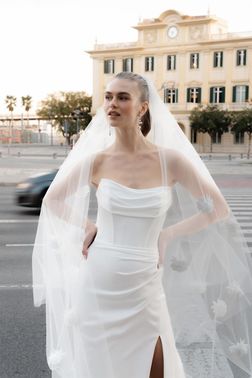 Cleanes Brautkleid in elegantem Look und figurbetontem Schnitt mit Schlitz von Marylise 2026 My Heart Will Go On shooting3 – gesehen bei frauimmer-herrewig.de Cleanes Brautkleid in elegantem Look und figurbetontem Schnitt mit Schlitz von Marylise 2026 My Heart Will Go On shooting3 – gesehen bei frauimmer-herrewig.de