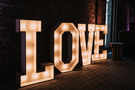 Leuchtbuchstaben LOVE – gesehen bei frauimmer-herrewig.de