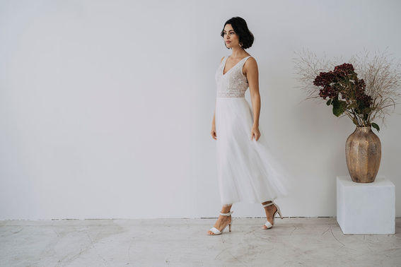 Kurzes brautkleid v ausschnitt – gesehen bei frauimmer-herrewig.de