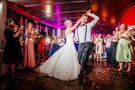 Brautpaar tanzt Eventlocation KoelnSky – gesehen bei frauimmer-herrewig.de