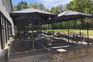 Biergarten mit Sonnenschirmen – gesehen bei frauimmer-herrewig.de