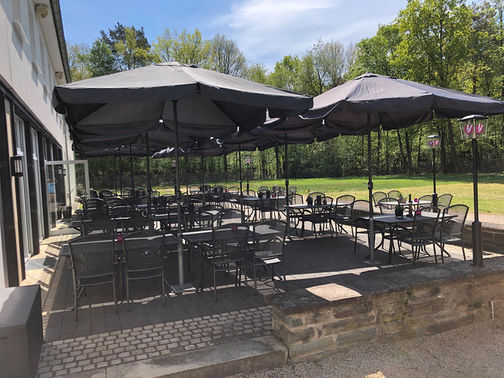 Biergarten mit Sonnenschirmen – gesehen bei frauimmer-herrewig.de
