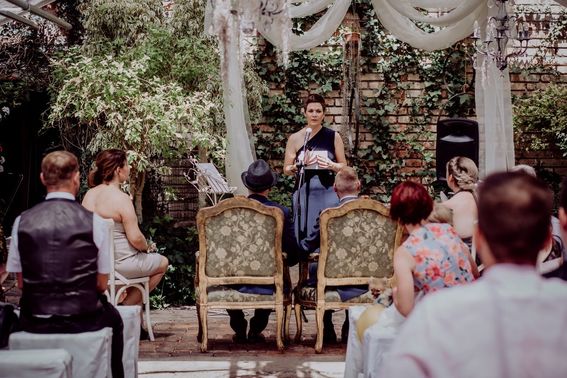Hochzeitssängerin und Traurednerin auf Hochzeit – gesehen bei frauimmer-herrewig.de