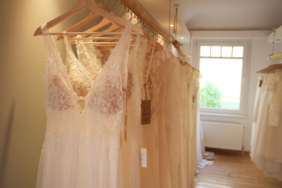 Hochzeitskleider in Boutique – gesehen bei frauimmer-herrewig.de