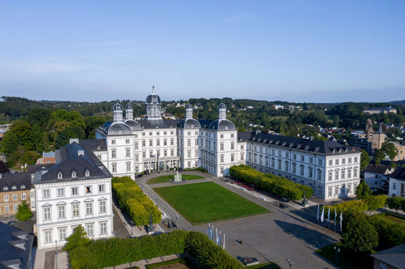 Außenansicht Schloss Bensberg aus der Vogelperspektive – gesehen bei frauimmer-herrewig.de