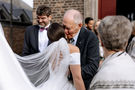 Braut umarmt Verwandten – gesehen bei frauimmer-herrewig.de