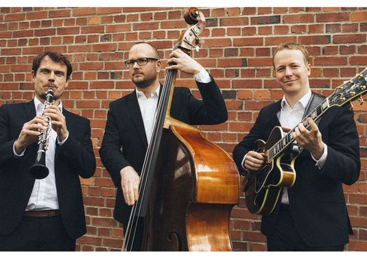 Vintage Jazz Trio Hochzeit Koeln – gesehen bei frauimmer-herrewig.de Vintage Jazz Trio Hochzeit Koeln – gesehen bei frauimmer-herrewig.de