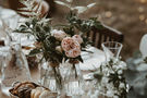 Freie Trauung Hochzeit draussen Blumendeko Be Unique Koeln – gesehen bei frauimmer-herrewig.de