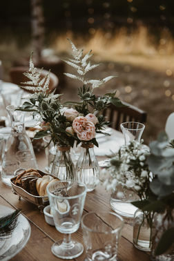 Freie Trauung Hochzeit draussen Blumendeko Be Unique Koeln – gesehen bei frauimmer-herrewig.de