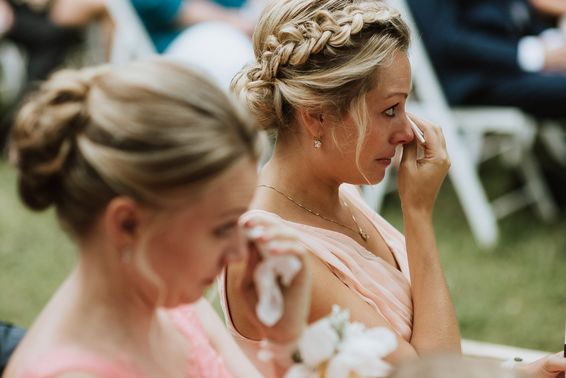 Hochzeitsgäste weinen bei Trauung – gesehen bei frauimmer-herrewig.de