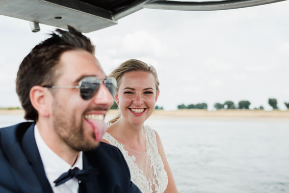 Brautpaar auf Boot – gesehen bei frauimmer-herrewig.de