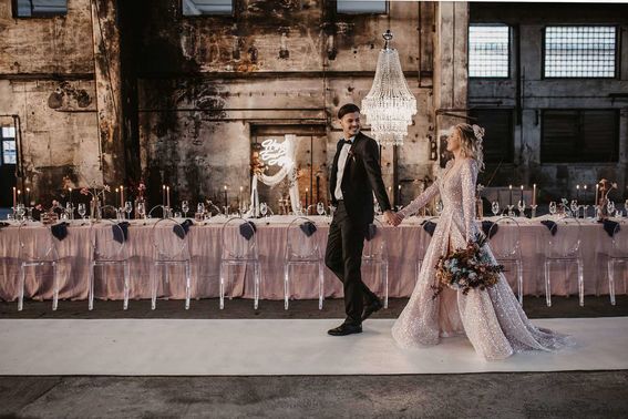 Brautpaar vor Hochzeitstafel liebeslinse – gesehen bei frauimmer-herrewig.de