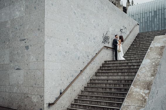Brautpaar auf Treppe – gesehen bei frauimmer-herrewig.de