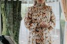 Sängerin in Kleid mit Blumenmuster – gesehen bei frauimmer-herrewig.de