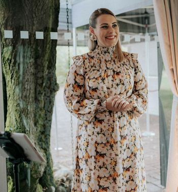 Sängerin in Kleid mit Blumenmuster – gesehen bei frauimmer-herrewig.de