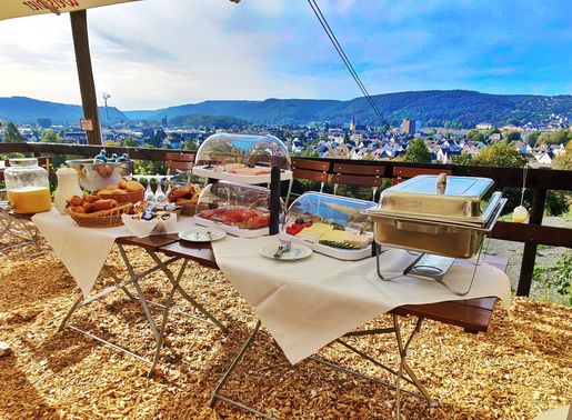 Buffet auf der Außenterrasse – gesehen bei frauimmer-herrewig.de