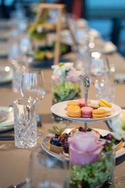 Hochzeitstafel mit Macarons – gesehen bei frauimmer-herrewig.de