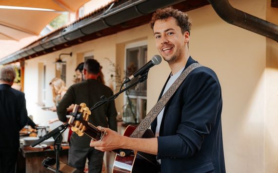 Hochzeitsmusiker lachend – gesehen bei frauimmer-herrewig.de