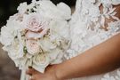 Brautstrauß mit weißen Rosen – gesehen bei frauimmer-herrewig.de