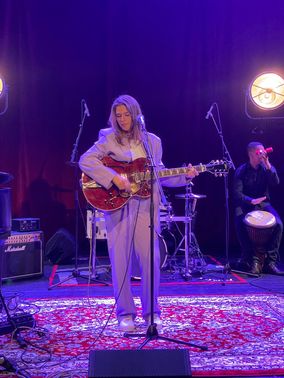 Leonie Krakowski mit Gitarre – gesehen bei frauimmer-herrewig.de