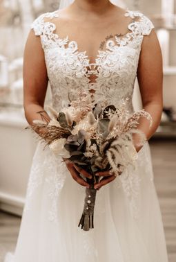 Braut in Hochzeitskleid und Blumenstrauß – gesehen bei frauimmer-herrewig.de
