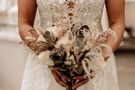 Braut in Hochzeitskleid und Blumenstrauß – gesehen bei frauimmer-herrewig.de
