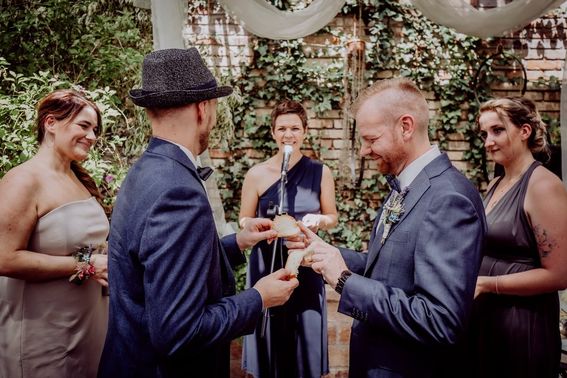 Hochzeitssängerin und Traurednerin auf Hochzeit – gesehen bei frauimmer-herrewig.de